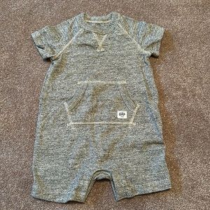 NWOT Baby boy one piece Gap outfit - size 6-12 months